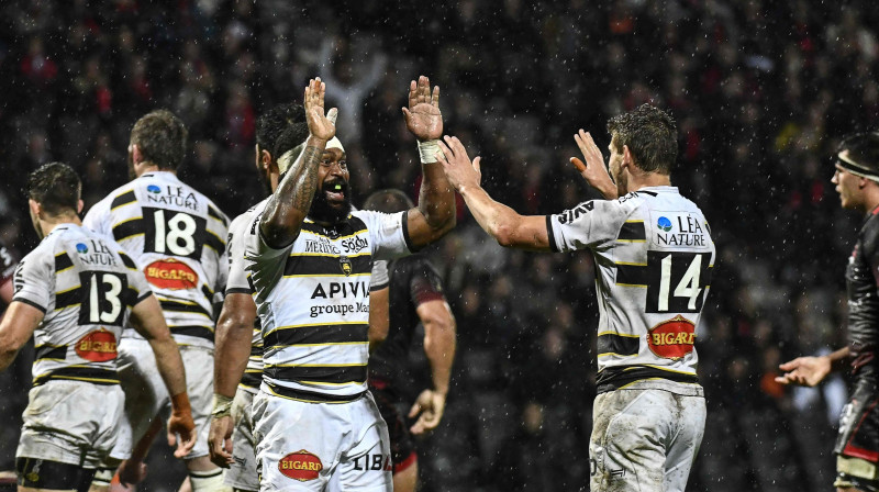 Larošelas regbisti pēc uzvaras pār Lionu.
Foto: AFP/Scanpix