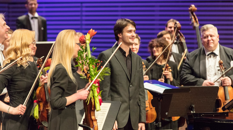 Aleksandrs Kašpurins un LSO
Foto: Jānis Vecbrālis