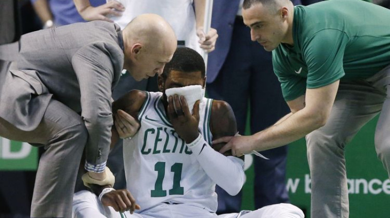 Kairijs Ērvings maču bija spiests atstāt jau pirmajās minūtēs
Foto: AP/Scanpix