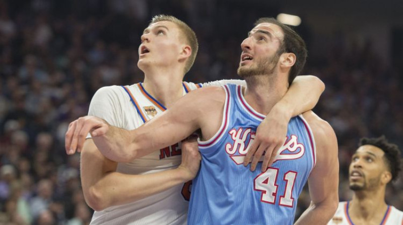 Kristaps Porziņģis pagājušās sezonas spēlē pret "Kings" centru Kostu Kufusu
Foto: Sacramento Bee/TNS/Sipa USA/Scanpix