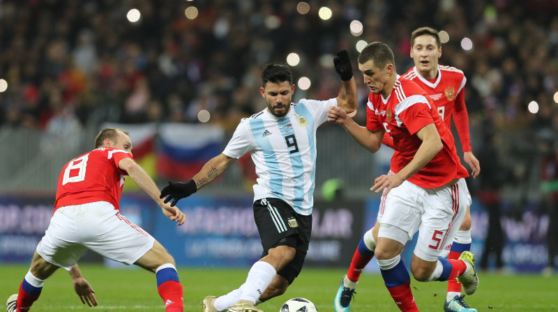 Serhio Agvero Krievijas aizsardzības ielenkumā 
Foto: imago / Scanpix