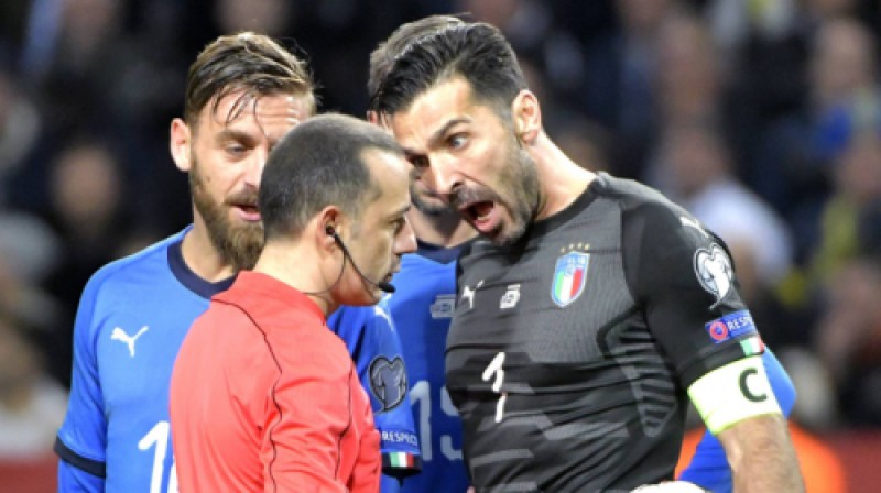 Džanluidži Bufons neapmierināts ar turku tiesnesi Džinejtu Čakiru
Foto: imago/Kamerapress