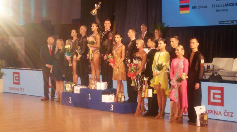 Eiropas kausa finālisti apbalvošanā. Foto: no dejotāju privātā arhīva.