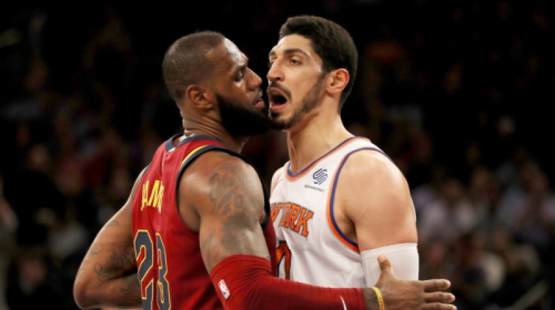Lebrons Džeimss un Eness Kanters
Foto: AFP/Scanpix