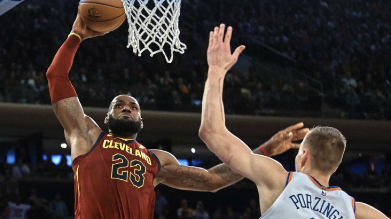 Lebrons Džeimss spēlē pret Kristapu Porziņģi
Foto: AP/Scanpix