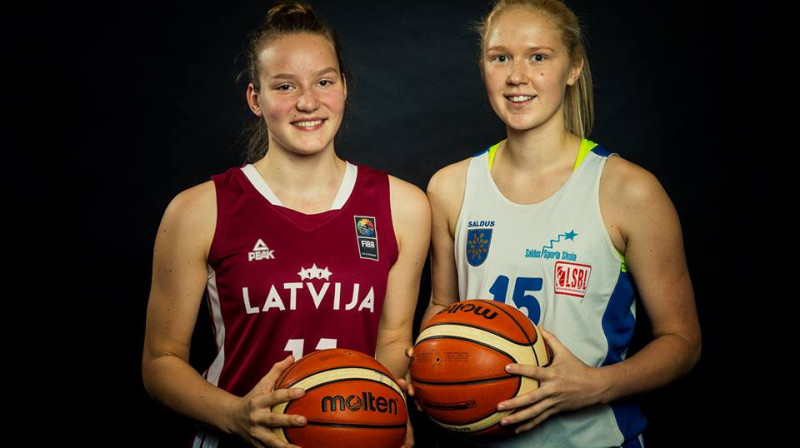 Paula Mauriņa (Latvijas U16 izlase) un Raivita Koreņika (Saldus)
Foto: Basket.lv