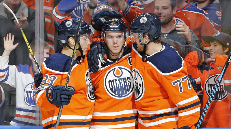 Konors Makdeivids (attēla vidū) guvis divus vārtus pret "Golden Knights"
Foto: USA Today Network/Scanpix