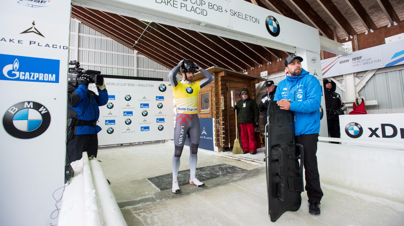 Martins Dukurs un treneris Mareks Mezencevs startā
Foto: Viesturs Lācis/bobslejs.lv