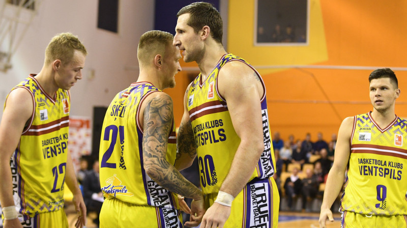 Labākie "Ventspils" spēlētāji cīņā pret VEF: Aigars Šķēle un Ronalds Zaķis (centrā) 
Foto: Romāns Kokšarovs, Sporta Avīze, f64