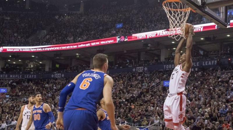 Kristaps Porziņģis noraugās, kā bumbu grozā triec Demārs Derouzens
Foto:  The Canadian Press/PA Images/Scanpix