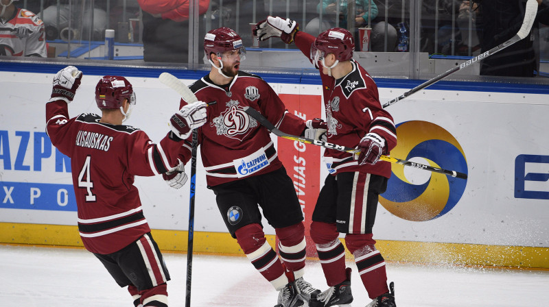 Lauris Dārziņš saņem komandas biedru apsveikumus
Foto: Romāns Kokšarovs/f64
