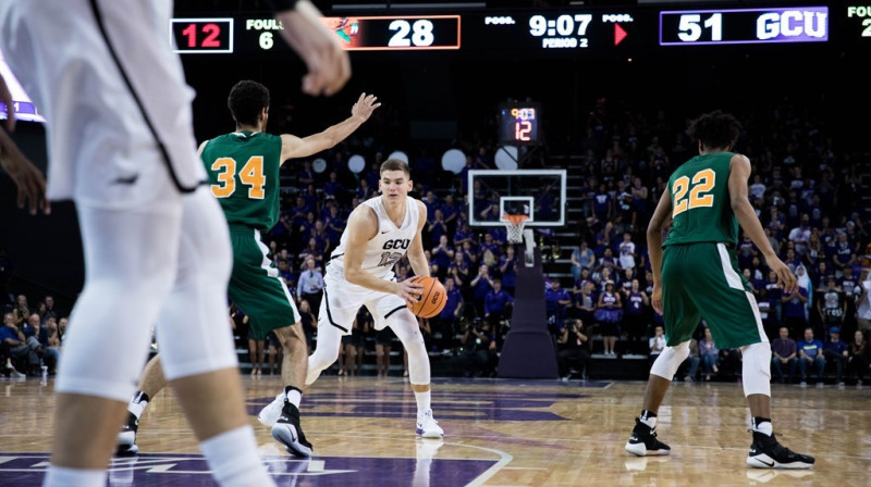 Roberts Blumbergs NCAA debijas spēlē pret "Florida A&M"
Foto: Grand Canyon