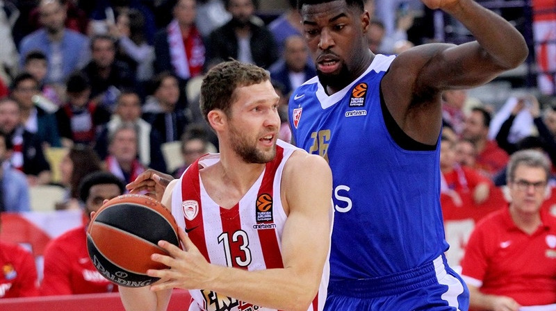 Jānis Strēlnieks ar bumbu
Foto: "Turkish Airlines" Euroleague