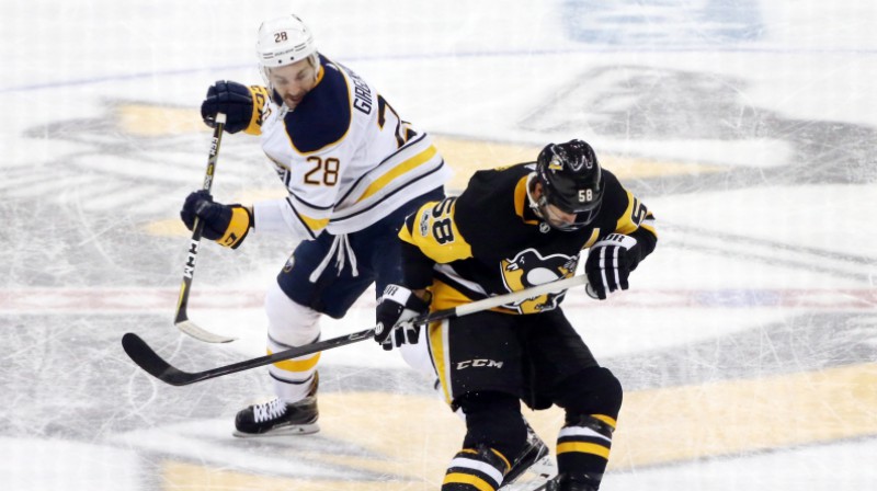 Zemgus Girgensons pret Krisu Letangu
Foto: USA Today Sports/Scanpix