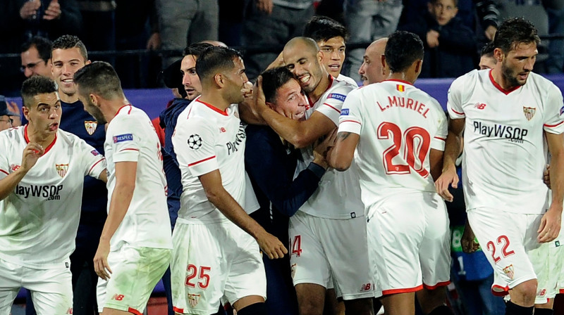 Eduardo Berizo (centrā) un "Sevilla" futbolisti
Foto: AFP / Scanpix