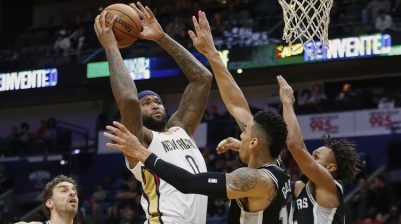 Demarkuss Kazinss uzbrukumā "Spurs" grozam
Foto: AP/Scanpix