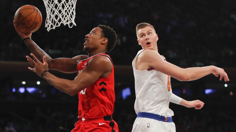 Demārs Derouzens un Kristaps Porziņģis
Foto: AP/Scanpix
