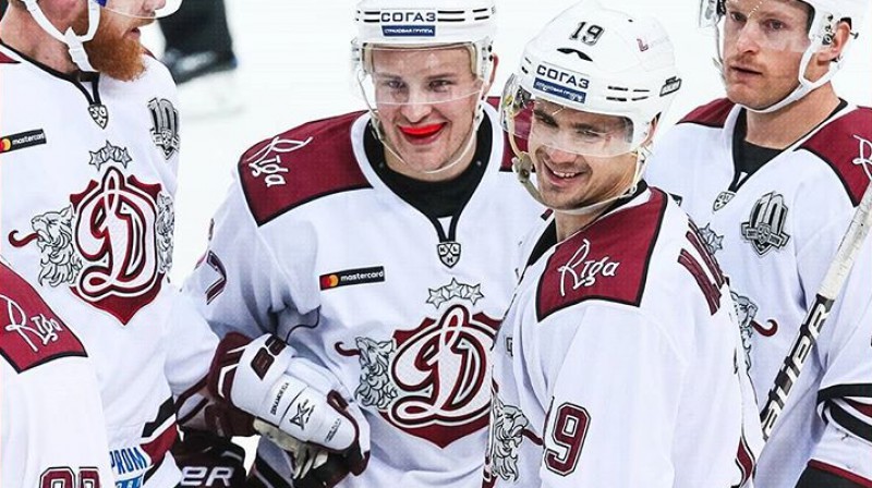 Rihards Bukarts ar komandas biedriem
Foto: Dinamo Rīga