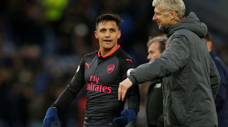 Aleksis Sančess un Arsēns Vengers 
Foto: Reuters / Scanpix