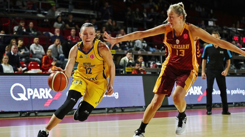 Anete Šteinberga cīņā ar Gintari Petroniti
Foto: FIBA