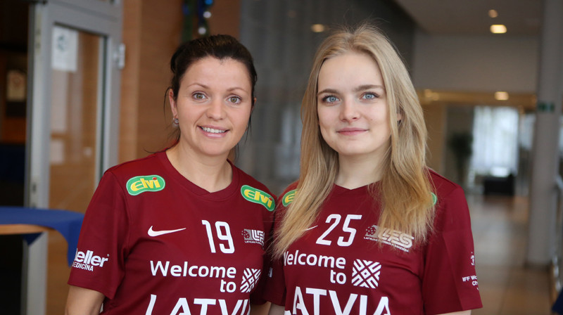 Evitai Rudzītei (#19) šis ir jau 7. pasaules čempionāta finālturnīrs, bet Paulai Sloģei (#25) šodien būs debija
Foto: Ritvars Raits, floorball.lv
