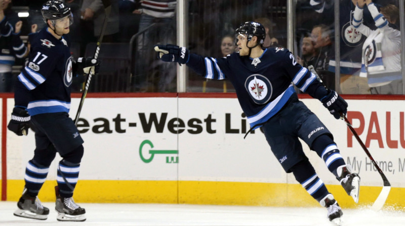 Nikolajs Elerss un Adams Lourijs svin kārtejo "Jets" vārtu guvumu mačā pret "Golden Knights"
Foto: USA TODAY Sports/Scanpix