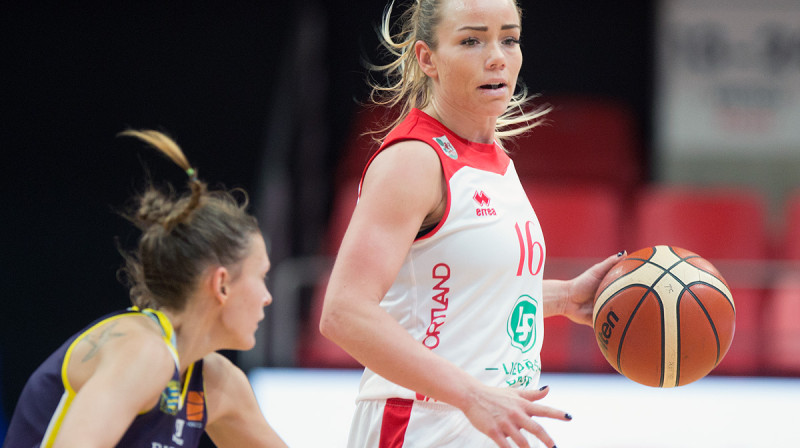 Ilze Jākobsone sestdien Viļņā spēlēja pirmo vijoli
Foto: Augustas Didžgalvis