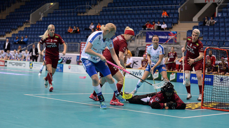 Latvijas izlases vārtsardzei Kristīnei Kirilovai šodien darba netrūka
Foto: IFF Floorball