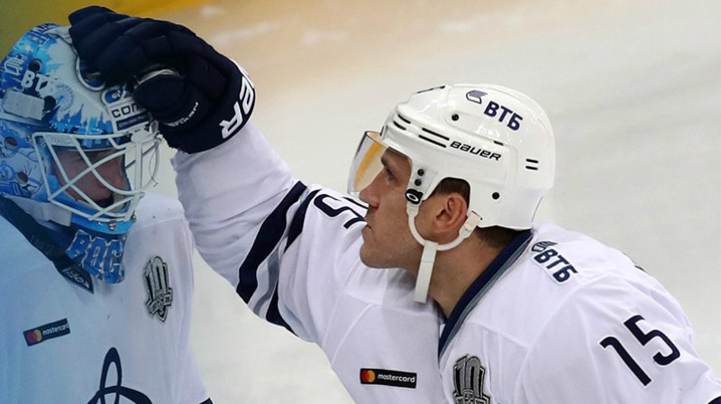 Vārtsargs un Mārtiņš Karsums 
Foto: HC Dynamo Moscow