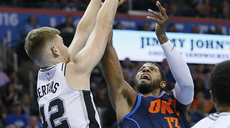 Dāvis Bertāns aizsardzībā pret Polu Džordžu
Foto: AP/Scanpix