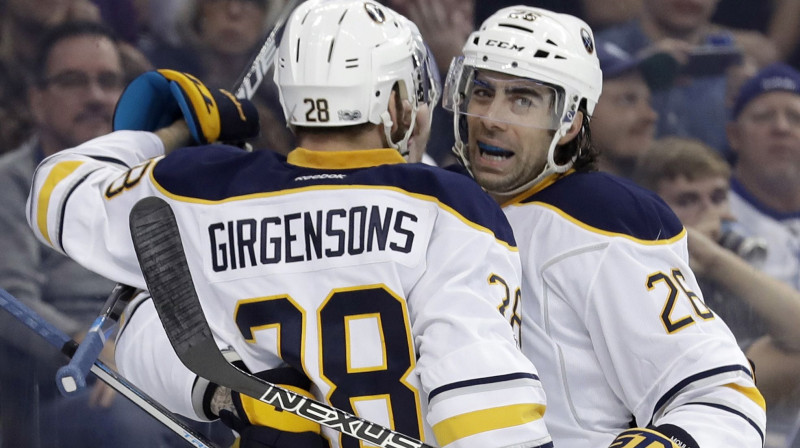 Zemgus Girgensons un Mets Mulsons
Foto: AP/Scanpix