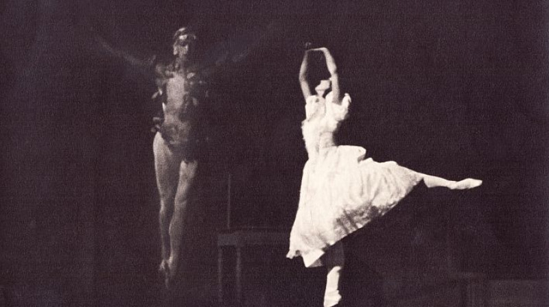 Arvīds Ozoliņš un Natālija Krasovska-Lesli viencēliena baletā “Rozes gars” (hor. M. Fokins, mūz. K. M. fon Vēbers). 1937. Londona. Foto: Merlyn Severn. Fotogrāfija no Laura Filica kolekcijas