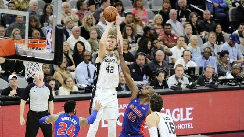 Dāvis Bertāns pret "Pistons"
Foto: kens5.com
