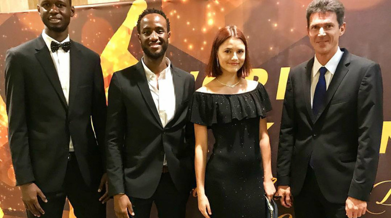 Inese Tarvida ar vācu kluba biedriem un treneri noslēguma pasākumā Abidžānā
Foto: instagram.com/inesetarvida