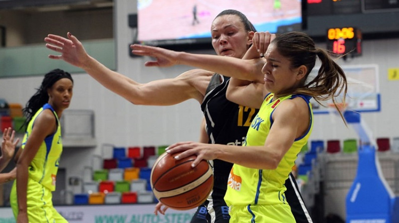 Anete Šteinberga cīņā ar Martu Čargaju
Foto: FIBA