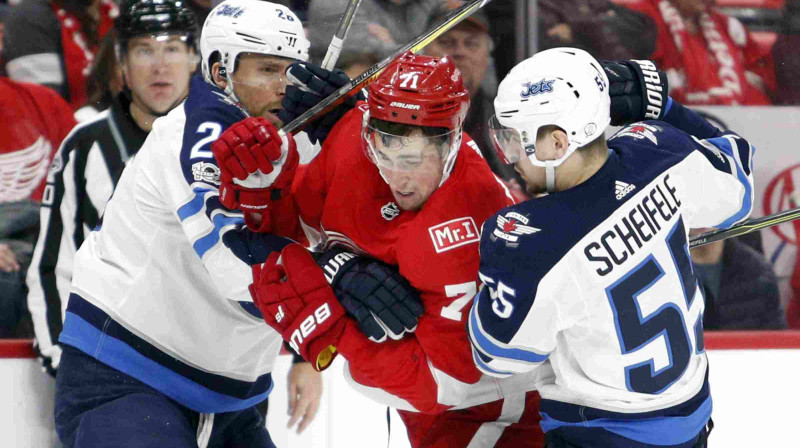 Dilans Larkins mēģina izlauzties pie "Jets" vārtiem
Foto: USA Today Sports/Scanpix