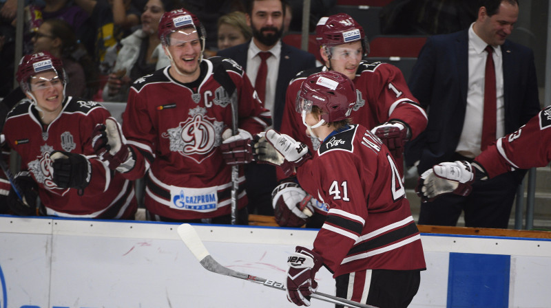 Frenks Razgals saņem Mika Indraša apsveikumus
Foto: Romāns Kokšarovs/f64