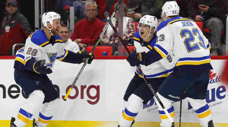 "Blues" hokejisti pēc kārtejā vārtu guvuma pret "Red Wings"
Foto: AP/Scanpix