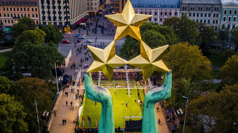 2017. gadā futbolu spēlēja pat pie Brīvības pieminekļa 
Foto: LFF