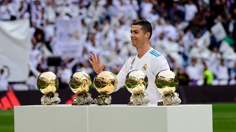 Krištianu Ronaldu pirms spēles nodemonstrēja "Ballon d'Or" balvas un arī spēlē pierādīja sevi, gūstot divus vārtus
Foto: AFP/Scanpix