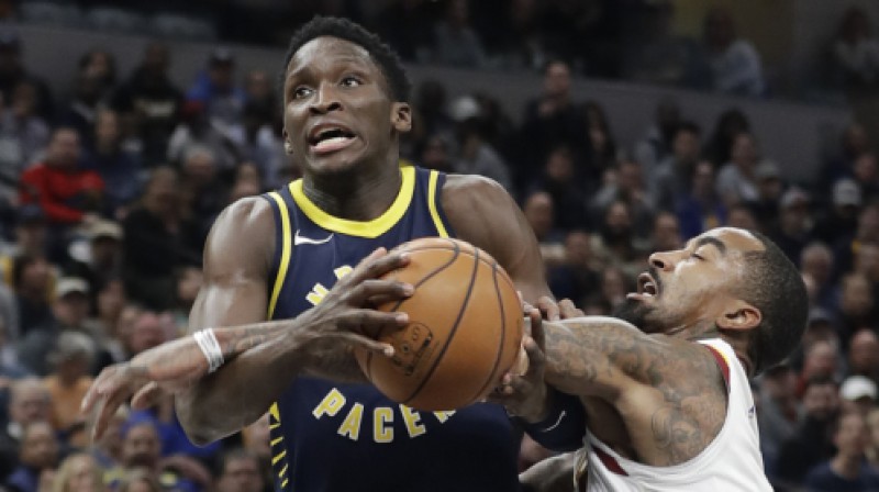 Viktors Oladipo pret Ērlu Džozefu Smitu
Foto: AP/Scanpix