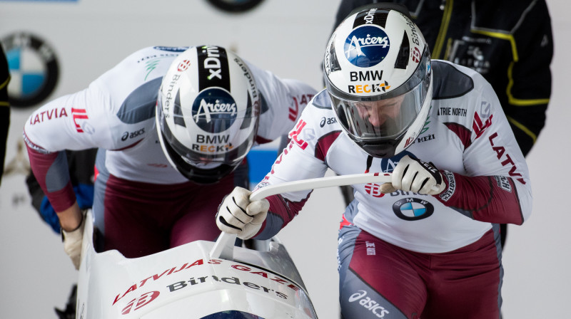 Uģis Žaļims un Dāvis Spriņģis startā
Foto: Viesturs Lācis/bobslejs.lv
