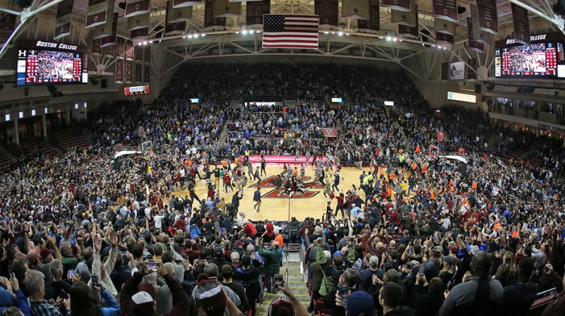 Uzvaras brīdis: "Boston College" līdzjutēji izskrien "Conte Forum" laukumā
Foto: Boston College
