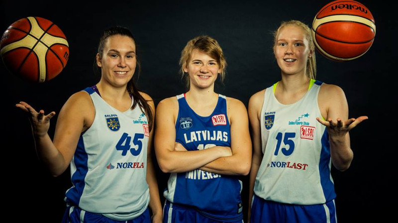 Saldus basketbolistes Anete Blūma, Alise Bruzinska (LU) un Raivita Koreņika
Foto: Renārs Koris