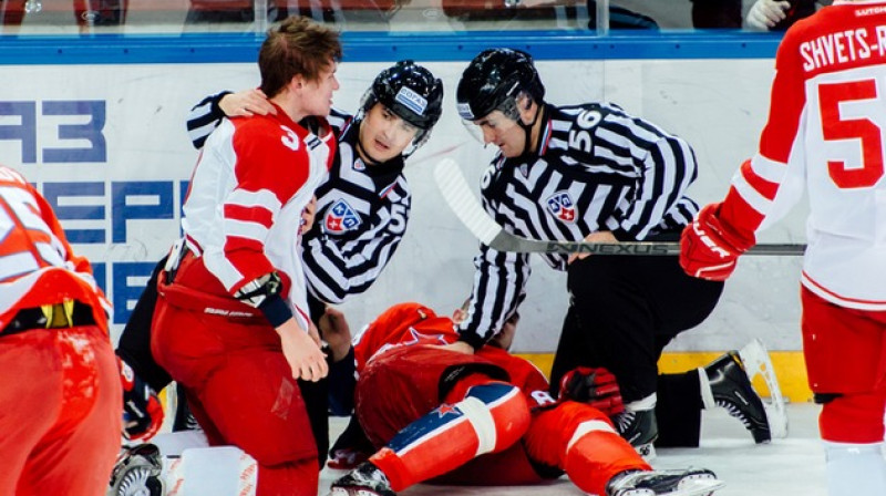 Podoļskas "Vityaz" aizsargs Mihails Jepišins (nr. 3) diskvalificēts uz vienu spēli par spēka paņēmienu pret Ņikitu Jevpalovu
Foto: rsport.ria.ru