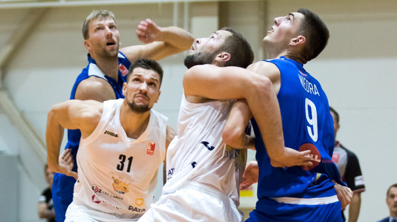 "Ogres" un "Jēkabpils" spēlētāju cīņa zem groza
Foto: Lāsma Irša