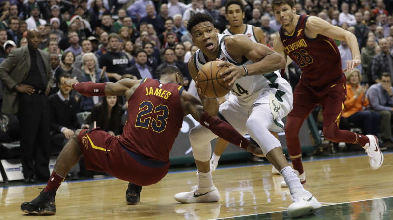 Lebrons Džeimss, Jannis Adetokunbo un Kails Korvers
Foto: AP / Scanpix