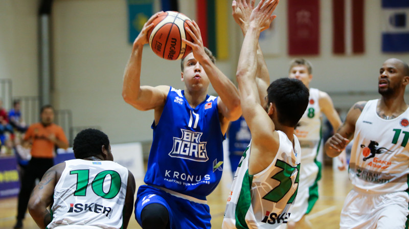 Cauri "Barsy" aizsardzībai laužas Rihards Zēbergs
Foto: Ritvars Raits