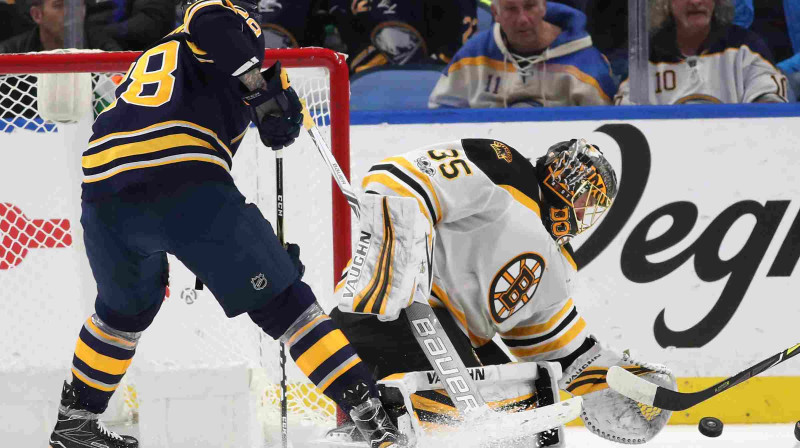 Zemgus Girgensons cīņā pie Bostonas vārtiem
Foto: USA Today Sports/Scanpix