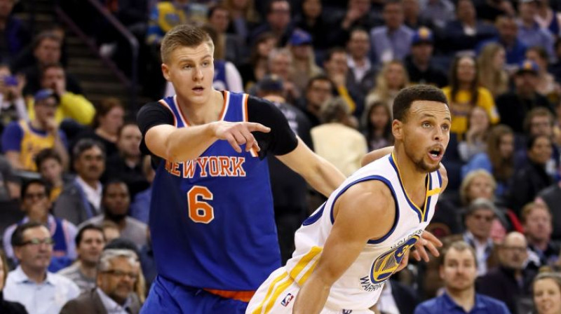 Kristaps Porziņģis un viena no NBA lielākajām zvaigznēm Stefens Karijs
Foto: AFP/Scanpix